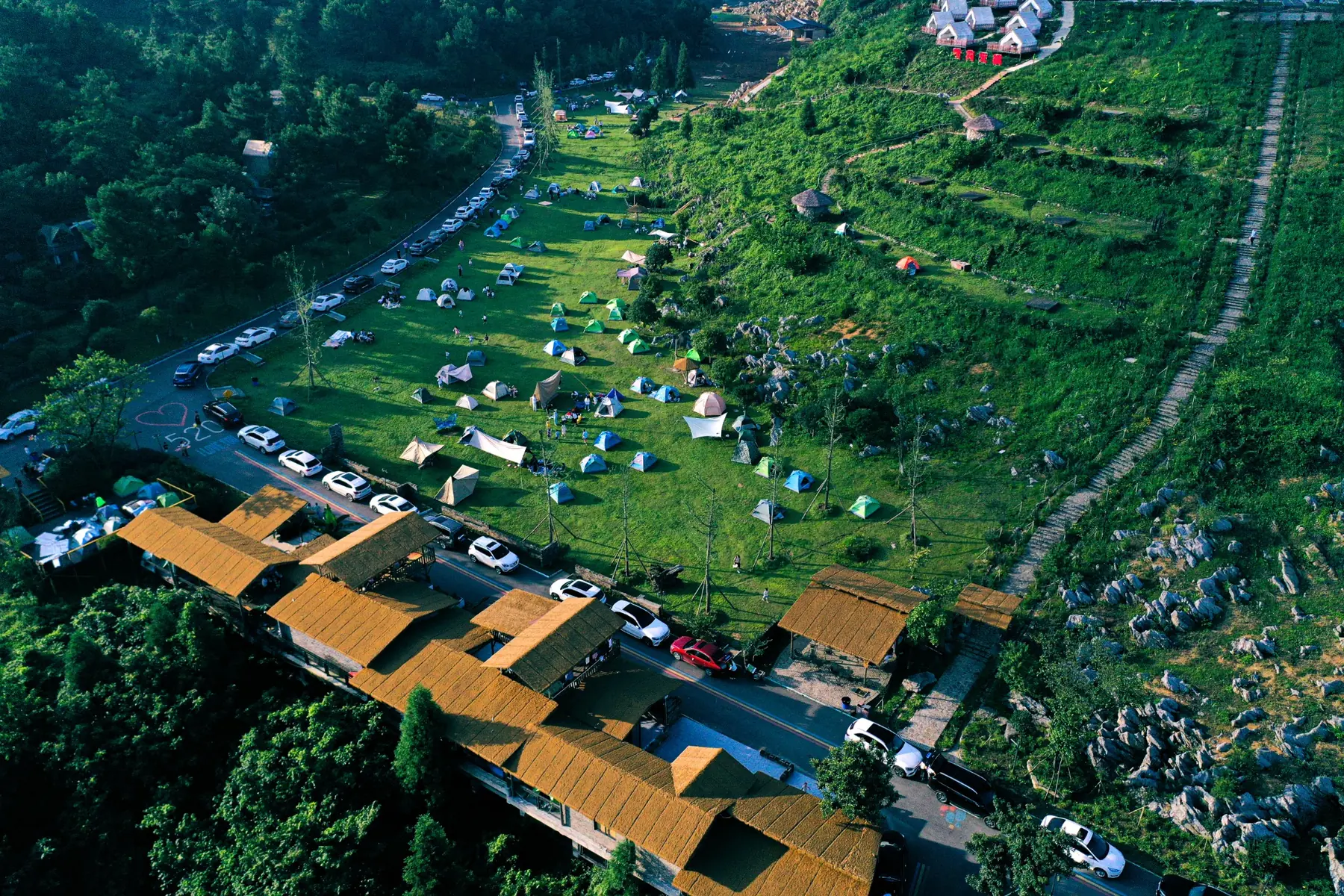 高山草坪露营区航拍