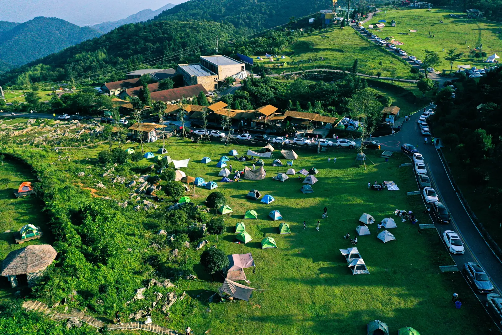 露营区与山野建筑航拍