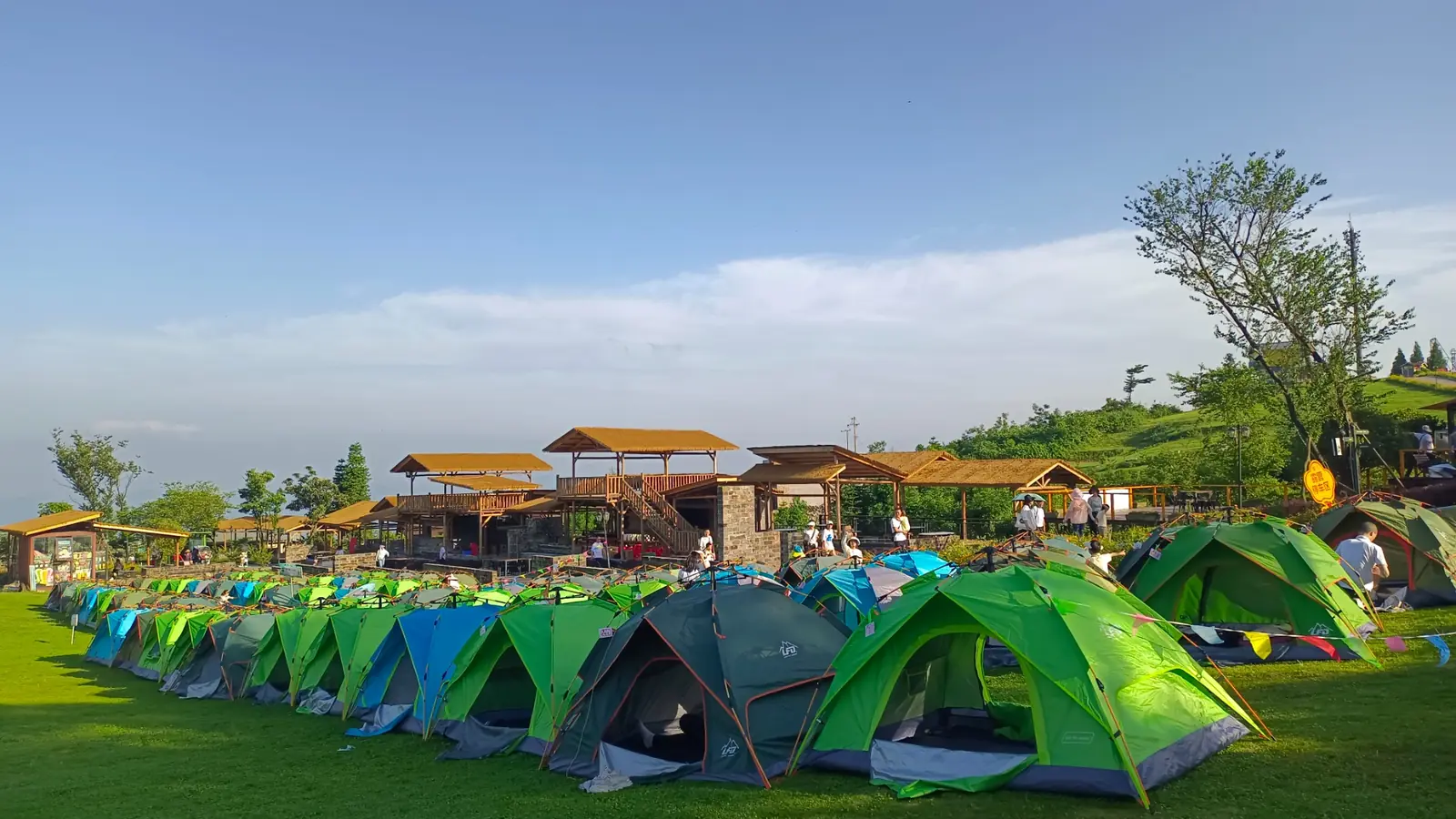 大型帐篷营地全景