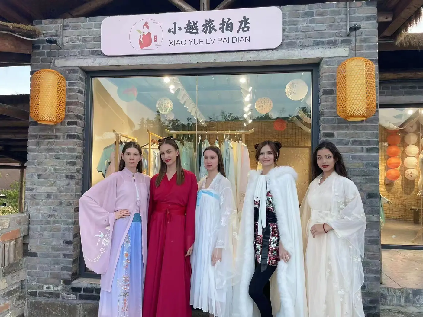 游客在汉服旅拍店体验不同款式汉服