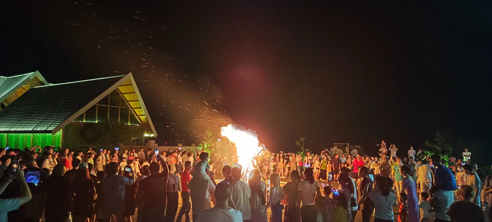游客围绕篝火互动