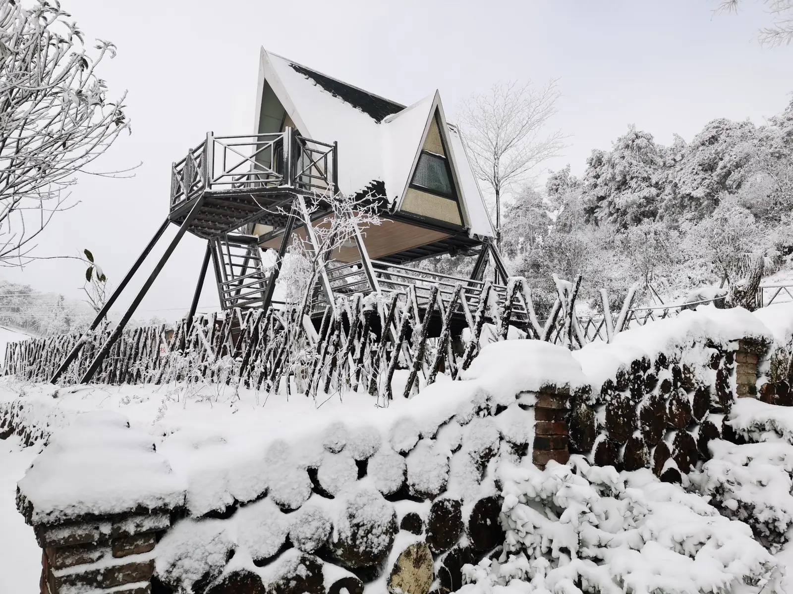 雪中的三角木屋